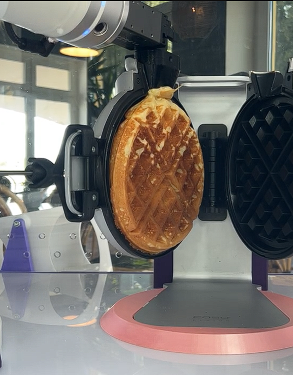 Waffel wird im YummyOne Waffeleisen frisch gebacken